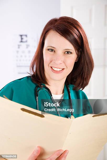 Frau Healthcare Worker Stockfoto und mehr Bilder von Akte - Akte, Akten ablegen, Allgemeinarztpraxis