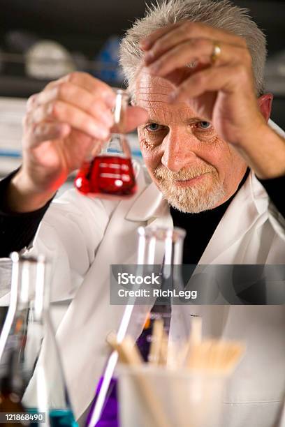 Hombre Trabajando En Un Laboratorio Foto de stock y más banco de imágenes de Adulto - Adulto, Adulto maduro, Analizar