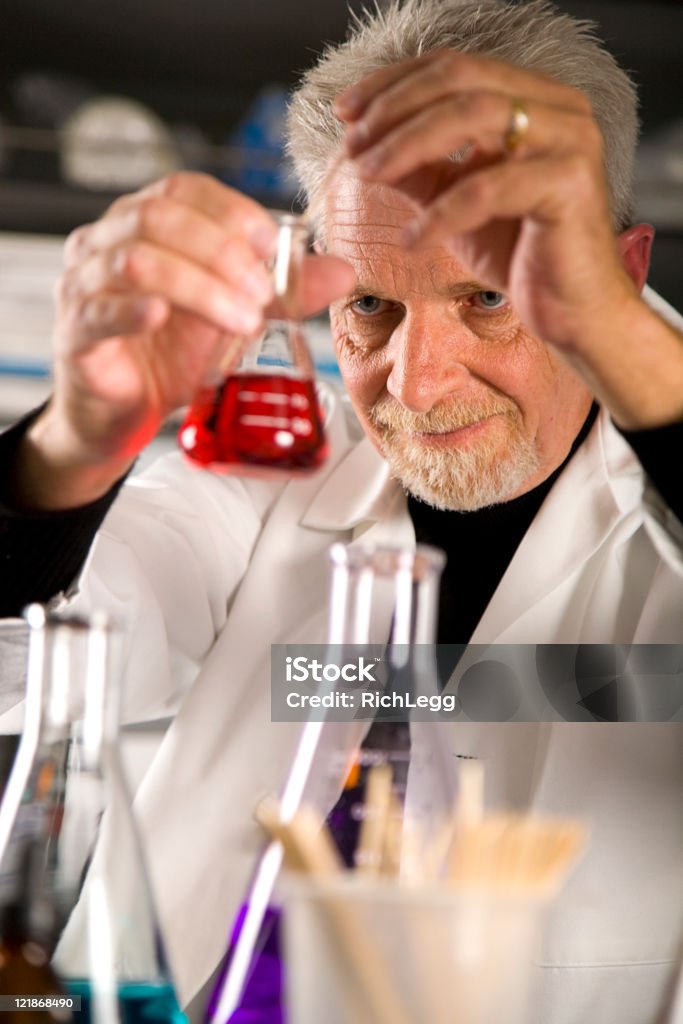 Uomo che lavora in un laboratorio - Foto stock royalty-free di Adulto