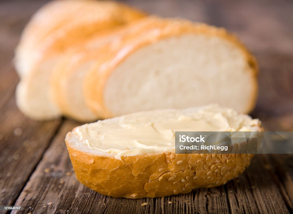 Pan en madera - Foto de stock de Barra de pan francés libre de derechos