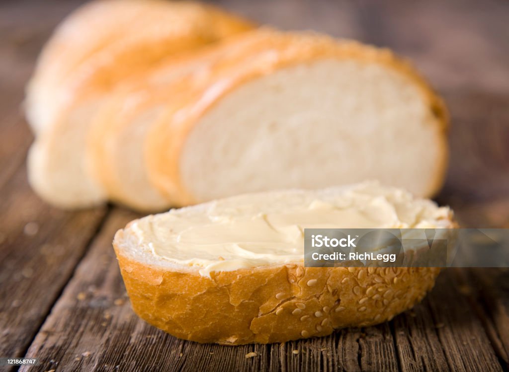 Pain sur bois - Photo de Baguette de pain libre de droits