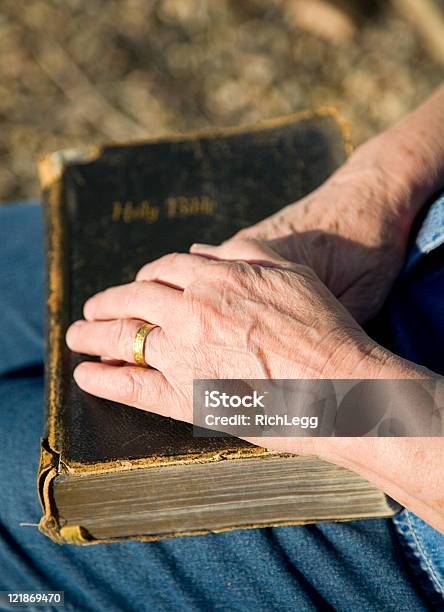 Manos De Reposo Sobre Biblia Foto de stock y más banco de imágenes de Misionero - Misionero, 70-79 años, Anticuado