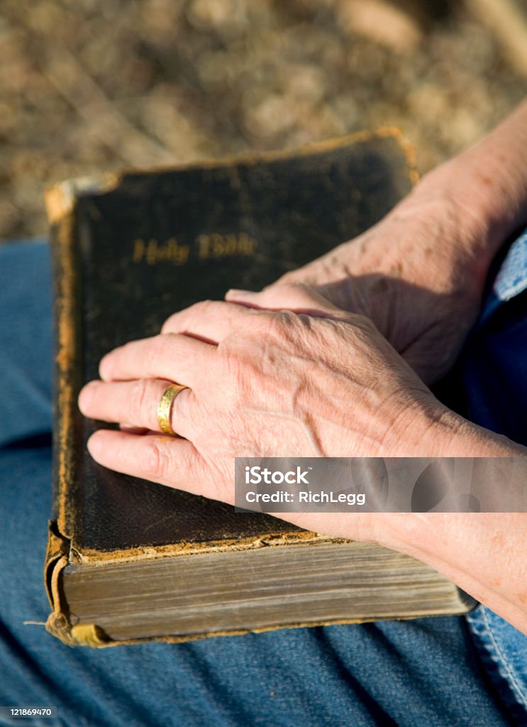 Mani appoggiate sulla Bibbia - Foto stock royalty-free di Missionario