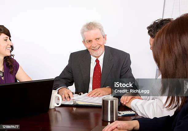 Uśmiechająca Się Biznesmen W Spotkaniu - zdjęcia stockowe i więcej obrazów Białe tło - Białe tło, Biuro, Biznes