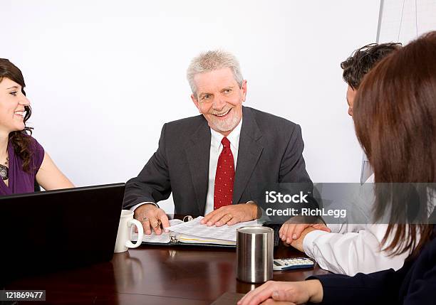 Sorridente Empresário Numa Reunião - Fotografias de stock e mais imagens de Adulto - Adulto, Adulto maduro, Chávena de Café