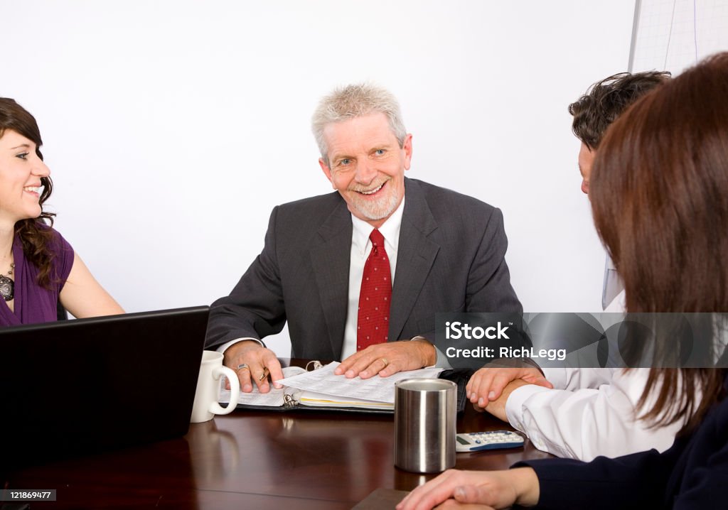 Улыбающийся бизнесмен на встрече - Стоковые фото Белый фон роялти-фри