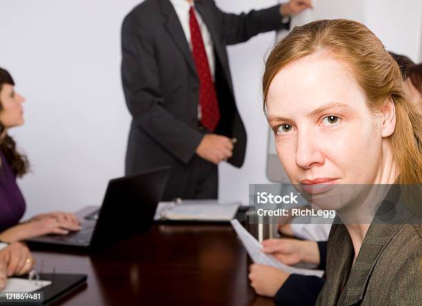 Mujer De Negocios En La Sala De Reuniones Foto de stock y más banco de imágenes de Adulto - Adulto, Adulto joven, Asociación