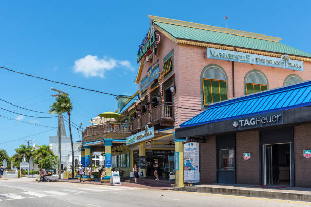 street life at george town, grand cayman island, british west indies, uk - sky sea town looking at view imagens e fotografias de stock