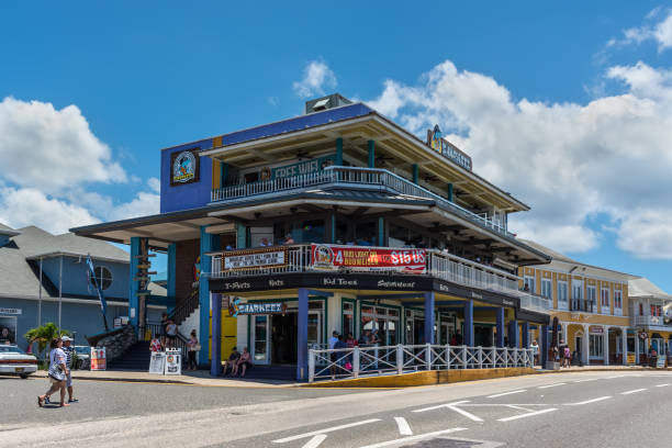 vita di strada a george town, grand cayman island, indie occidentali britanniche, regno unito - cayman islands street georgetown cayman islands grand cayman foto e immagini stock