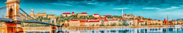 vista panorámica a una de las ciudades más bellas de europa- budapest, lado buda ciudad. - fort budapest medieval royal palace of buda fotografías e imágenes de stock