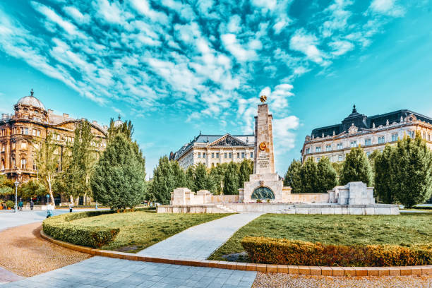 plaza de la libertad situada en el barrio lipotvaros de budapest, hungría - liberation monument budapest hungary monument fotografías e imágenes de stock