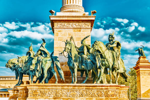 히어로즈 스퀘어는 헝가리 부다페스트의 주요 광장 중 하나이며, 마자르족의 일곱 족장과 다른 중요한 국가 지도자들의 동상입니다. - art column hungary capital cities 뉴스 사진 이미지