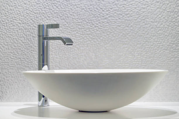 moderneweiße badezimmerspüle mit wasserhahn - bathroom bathroom sink sink design stock-fotos und bilder