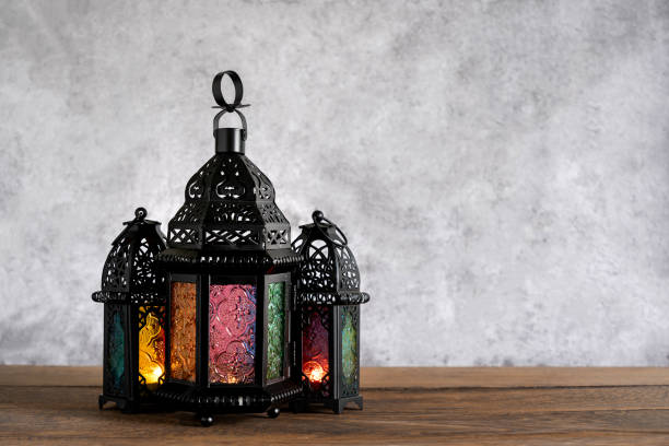 On table top image of decorations Ramadan Kareem holiday background.Close up Arabic lantern metal on brown wooden.Halal meal set for fasting is obligatory for Muslim.copy space for creative design. en la imagen superior de la mesa de decoraciones ramadán kareem fondo de vacaciones. cierre el metal de la linterna árabe sobre madera marrón. el juego de comida halal para ayunar es obligatorio para muslim.copy espacio para el diseño creativo.