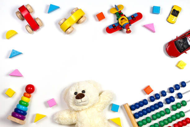 cadre de jouets de chéri d’enfant sur le fond blanc. vue du haut, plat laïcs. copier l’espace pour le texte - childs toy photos et images de collection
