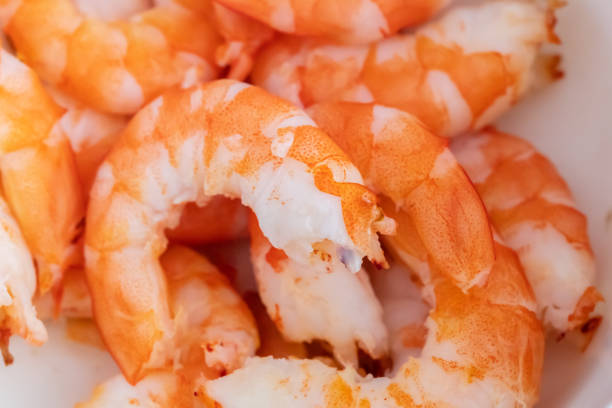 エビの食べ物の背景クローズアップ - black tiger shrimp ストックフォトと画像