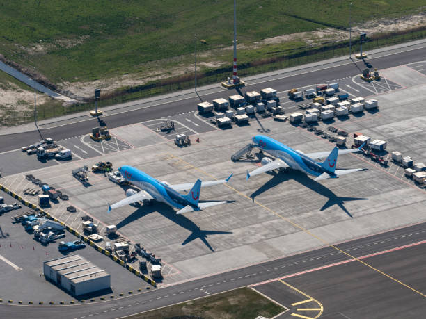 schiphol amsterdam havaalanı'nda iki tui boeing 737 max havadan görünümü - boeing 737 max stok fotoğraflar ve resimler