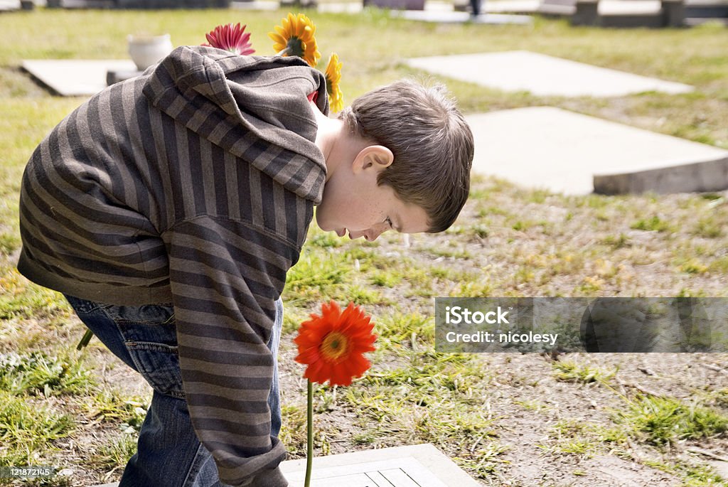 Visite un Grave - Foto de stock de 4-5 años libre de derechos