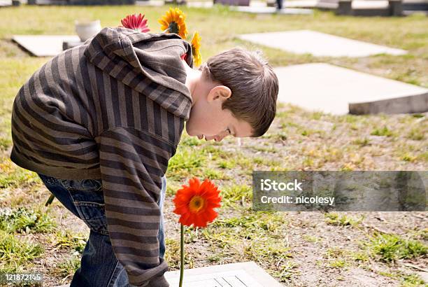 Visite Un Grave Foto de stock y más banco de imágenes de 4-5 años - 4-5 años, Agarrar, Aire libre