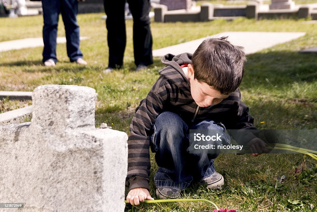 Visita un Grave - Foto stock royalty-free di Bambini maschi