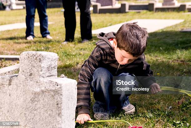 Visita Un Grave - Fotografie stock e altre immagini di Bambini maschi - Bambini maschi, Bambino, Cimitero