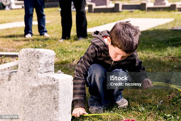 Foto de Visitando Uma Grave e mais fotos de stock de Criança - Criança, Meninos, Cemitério