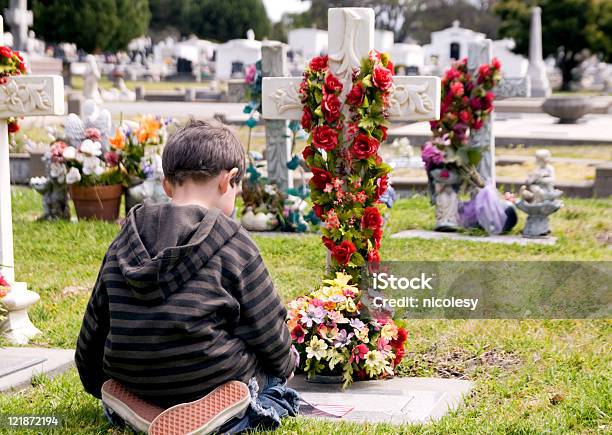 Foto de Jovem Ajoelhado No Uma Grave Grieving e mais fotos de stock de Meninos - Meninos, Chorar, Lápide