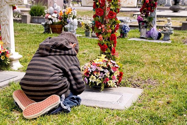 tenho saudades - cemetery child mourner death imagens e fotografias de stock