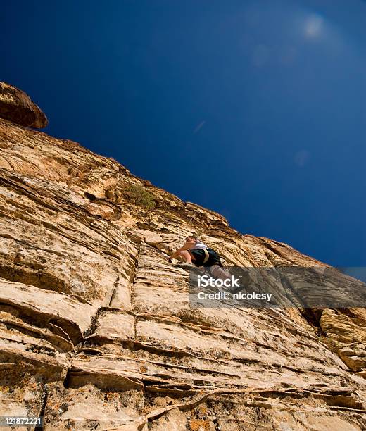 Arrampicata Su Roccia - Fotografie stock e altre immagini di Adulto - Adulto, Alpinismo, Ambientazione esterna