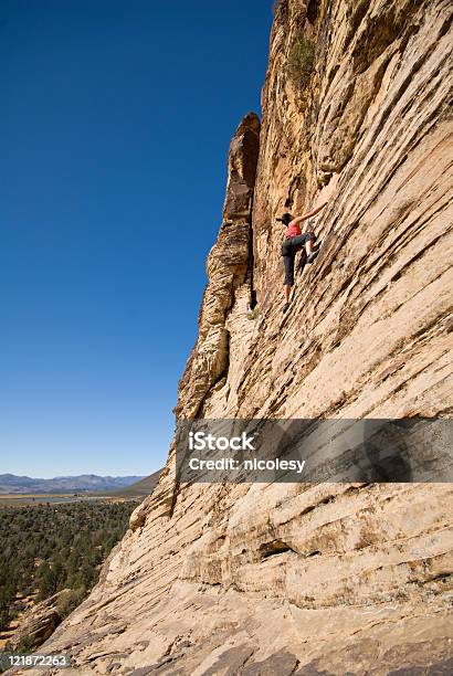 Arrampicata Su Roccia - Fotografie stock e altre immagini di Adulto - Adulto, Alpinismo, Ambientazione esterna