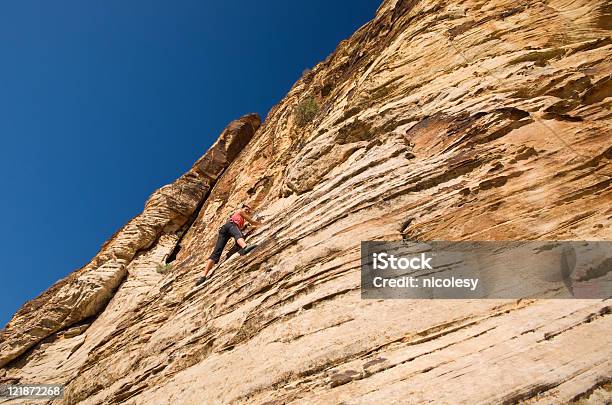 Arrampicata Su Roccia - Fotografie stock e altre immagini di Adulto - Adulto, Alpinismo, Ambientazione esterna