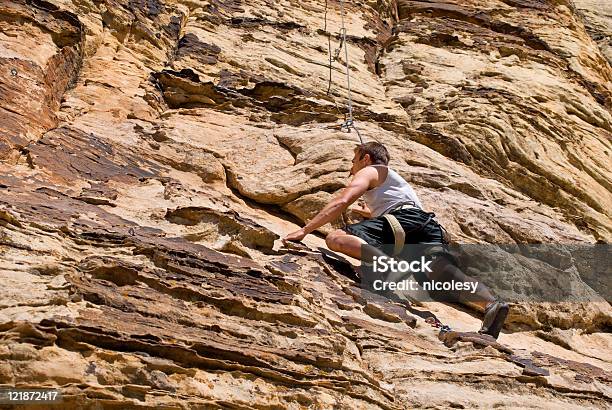 Escalada En Roca Foto de stock y más banco de imágenes de Actividades recreativas - Actividades recreativas, Adulto, Aire libre