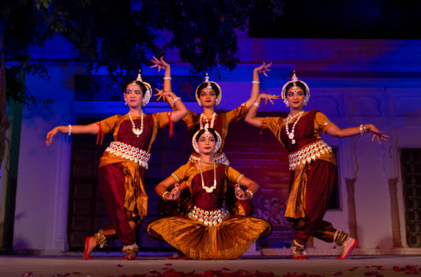 오디시 댄서 공연 - india traditional culture indigenous culture women 뉴스 사진 이미지