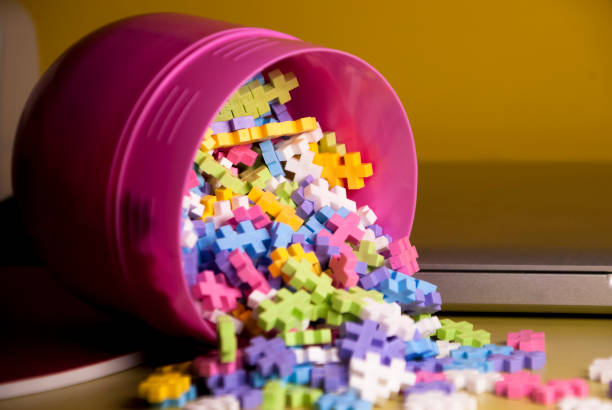 Costruzioni giocattolo colorate che escono da un contenitore - foto stock