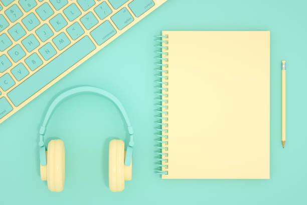 키보드와 나선형 노트북, 기술 아이디어 개념으로 직장의 최고 보기 - spiral notebook audio 뉴스 사진 이미지