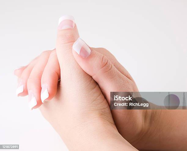 Primer Plano De Una Mujer De La Mano Foto de stock y más banco de imágenes de Adulto - Adulto, Color - Tipo de imagen, De ascendencia europea