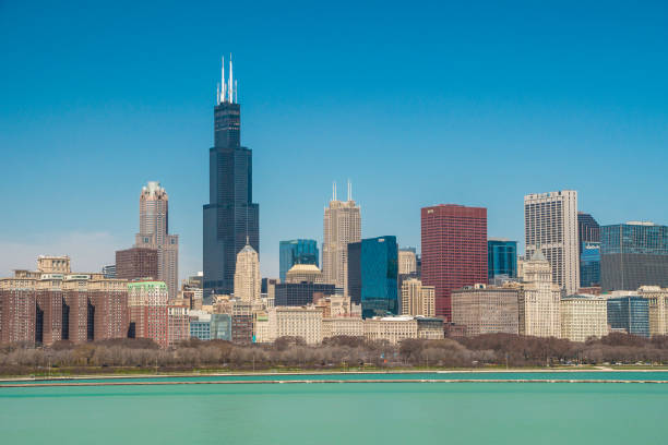 el panorama junto al lago de chicago. illinois, estados unidos - chicago skyline antenna panoramic fotografías e imágenes de stock