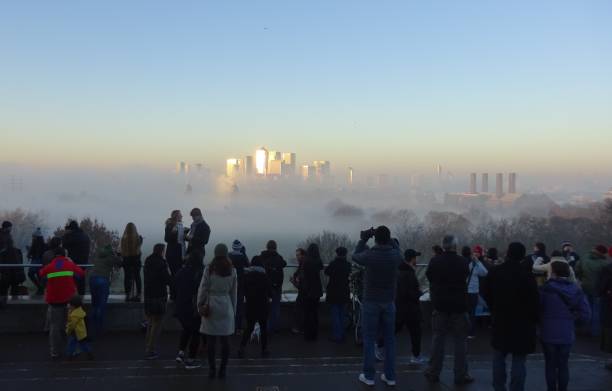 uma vista da cidade misty - brittan - fotografias e filmes do acervo