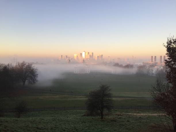 nebbia, parco, grattacieli e sartiame - brittan foto e immagini stock
