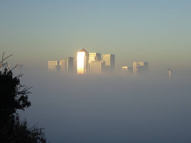 molo nella nebbia - brittan foto e immagini stock