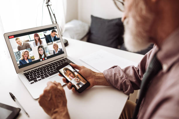 família distanciamento social fazendo uma chamada de voz ip telefonema - looking at camera smiling desk isolated - fotografias e filmes do acervo