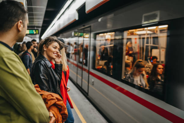 amici alla stazione ferroviaria - train subway station people subway train foto e immagini stock