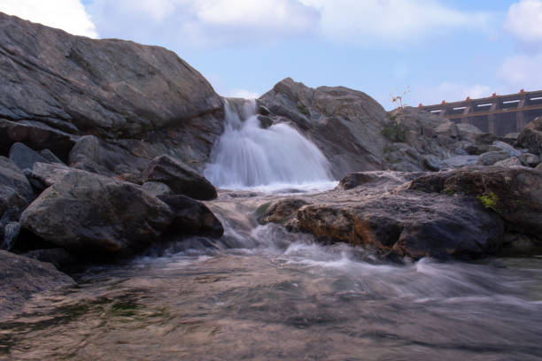 mały wodospad z pięknymi chmurami w tle - beauty in nature clean cool stream zdjęcia i obrazy z banku zdjęć