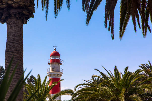 Swakopmund, Namibia: the lighthouse and the Old Imperial District Court, now the State House, architect Carl Schmidt - Altes Kaiserliches Bezirksgericht / Staatshaus mit Leuchtturm im Hintergrund - photo by M.Torres