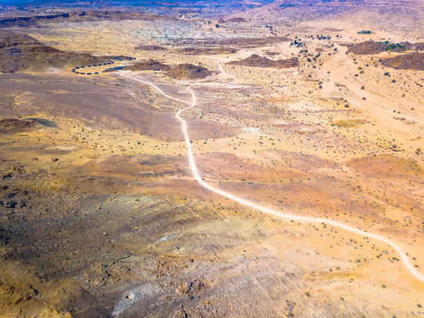 vista aerea: una strada sterrata attraverso il fish river canyon, namibia - erongo foto e immagini stock