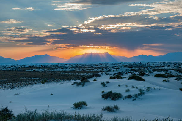 abendliche (bläuliche) wellen am white sands national monument in new mexico, süd-usa - desert new mexico sand white sands national monument stock-fotos und bilder