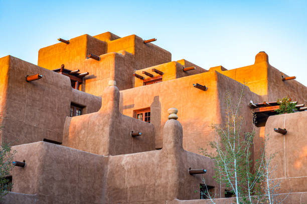 facciata pueblo nativa americana, dettaglio, santa fe, nuovo messico, stati uniti - southwest usa house residential structure adobe foto e immagini stock