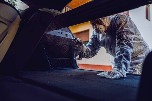 Man in protective suit with mask disinfecting inside car, wipe clean surfaces that are frequently touched, prevent infection of Covid-19 virus coronavirus,contamination of germs or bacteria. Infection prevention and control of hombre en traje protector con máscara desinfectante dentro del coche, limpiar las superficies limpias que se tocan con frecuencia, prevenir la infección del coronavirus del virus covid-19, la contaminación de gérmenes o bacterias. prevención y control