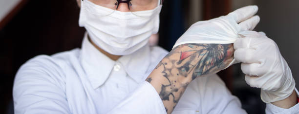 wytatuowany lekarz pracujący - tattoo sleeve zdjęcia i obrazy z banku zdjęć