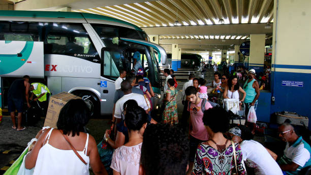 サルバドールバスステーションの乗客 - travel trailer ストックフォトと画像